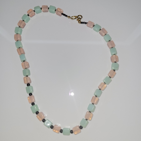 Vintage uranium glass necklace - Picture 3 of 3